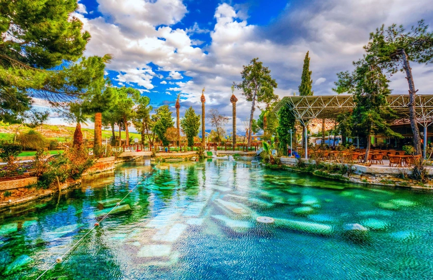 Salda Gölü, Pamukkale ve Kleopatra Havuzu - bembeyaz teraslar ve termal su kaynakları.