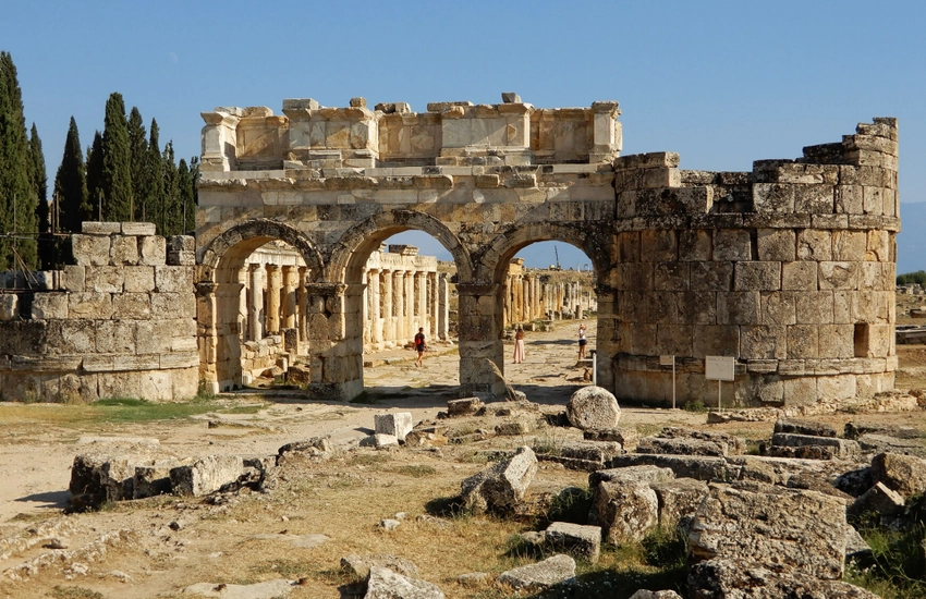 Salda Gölü, Pamukkale ve Kleopatra Havuzu - bembeyaz teraslar ve termal su kaynakları.