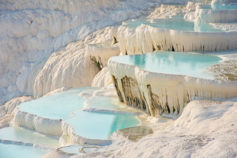 Salda Gölü, Pamukkale ve Kleopatra Havuzu - bembeyaz teraslar ve termal su kaynakları.