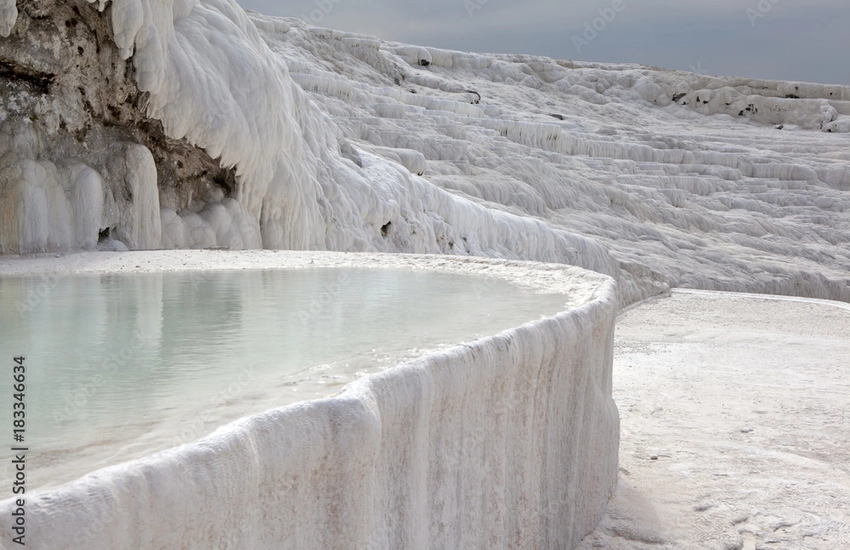 Salda Gölü, Pamukkale ve Kleopatra Havuzu - bembeyaz teraslar ve termal su kaynakları.