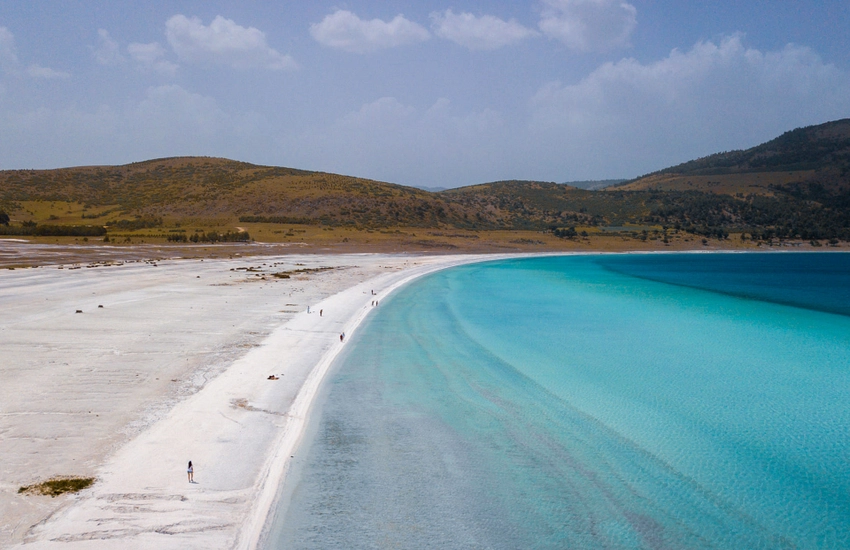Salda Gölü, Pamukkale ve Kleopatra Havuzu - bembeyaz teraslar ve termal su kaynakları.
