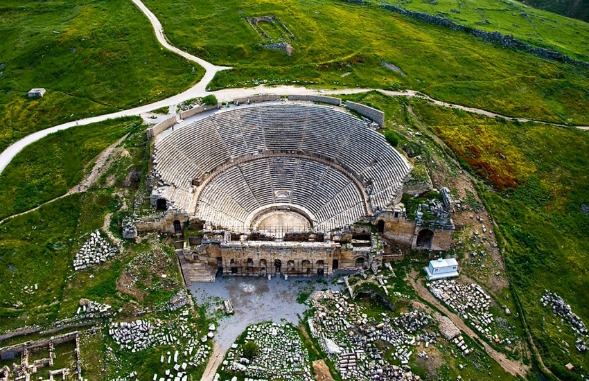 Salda Gölü, Pamukkale ve Kleopatra Havuzu - bembeyaz teraslar ve termal su kaynakları.