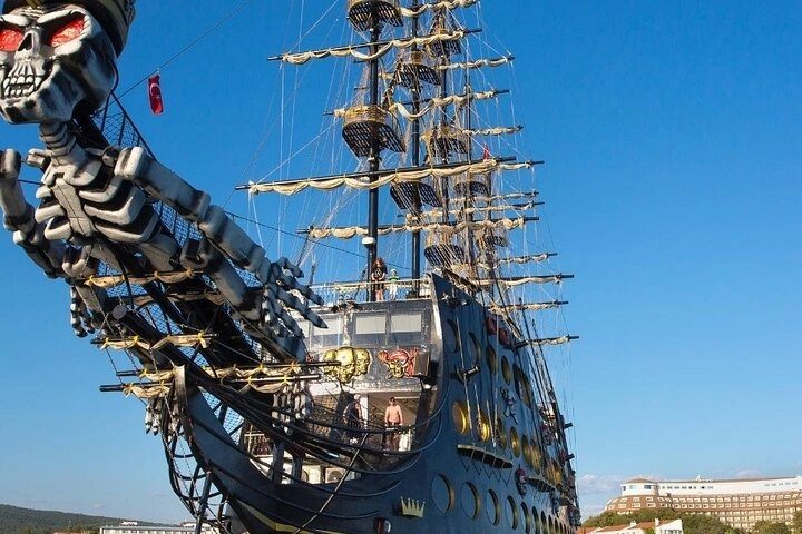 Экскурсия на самой большой пиратской лодке в Кемере «Gonster».